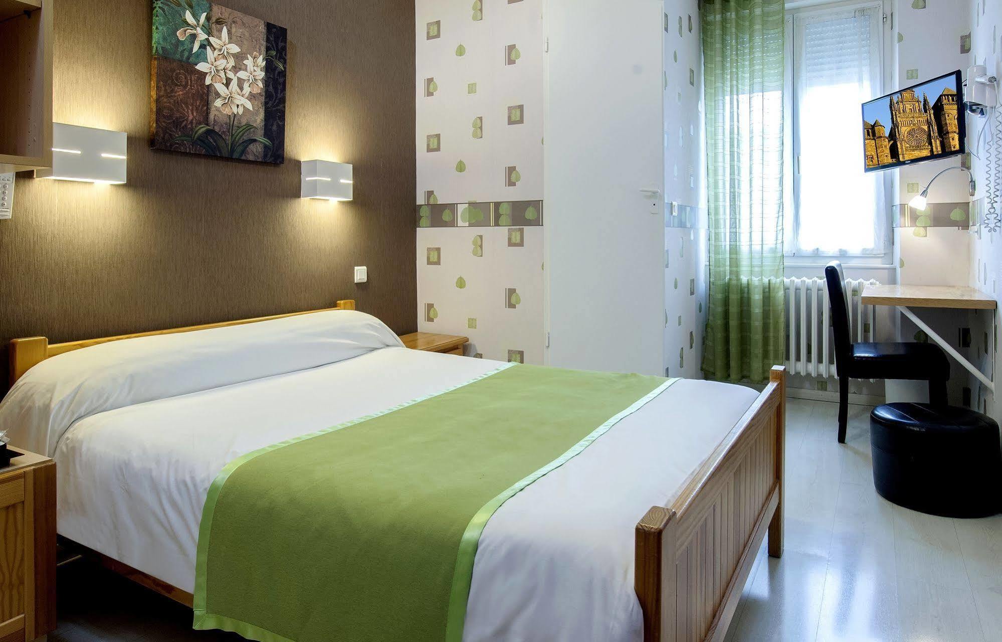 Logis Hotel Restaurant Cazes Arazat Laissac Luaran gambar
